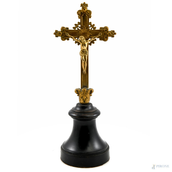 Crocifisso in bronzo dorato su base in legno, XX secolo, altezza cm 39, (segni di usura)