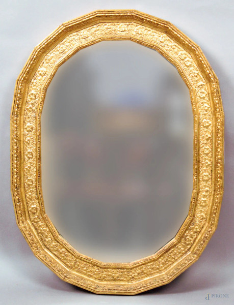 Specchiera di linea ovale in legno dorato, altezza 73x55 cm.
