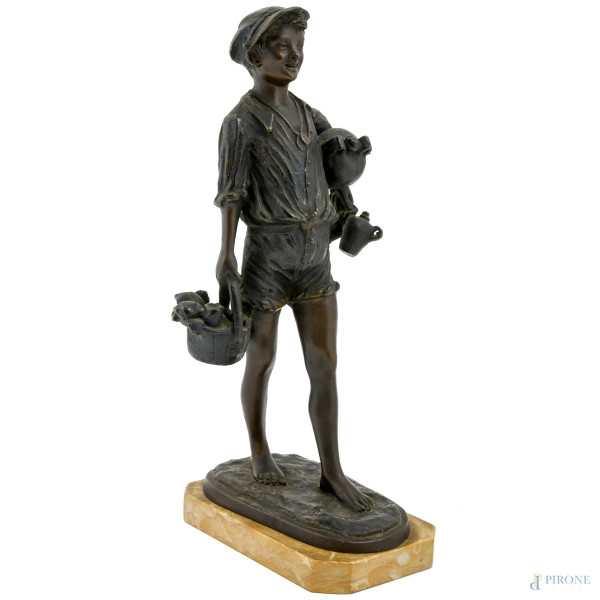 Scultura in bronzo su base in marmo raffigurante acquaiolo, XX secolo, altezza cm 34
