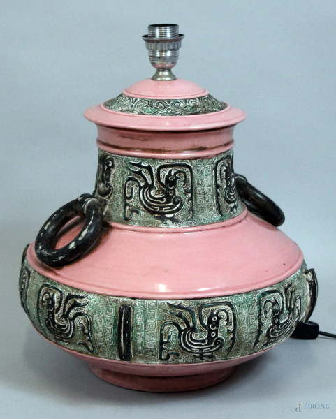 Lampada in ceramica rosa con decori a rilievo, marcata, altezza 48 cm, (sbeccature).