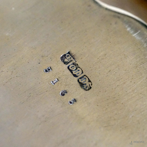 Lotto di due burriere in metallo argentato e cristallo controtagliato, manifatture diverse, misur...