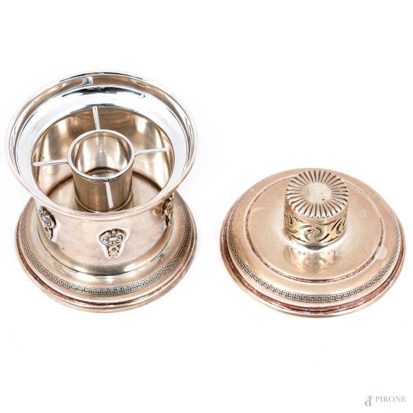 Portasigarette da tavolo in argento 800/00 con profili cesellati a greca, XX secolo, altezza cm 1...