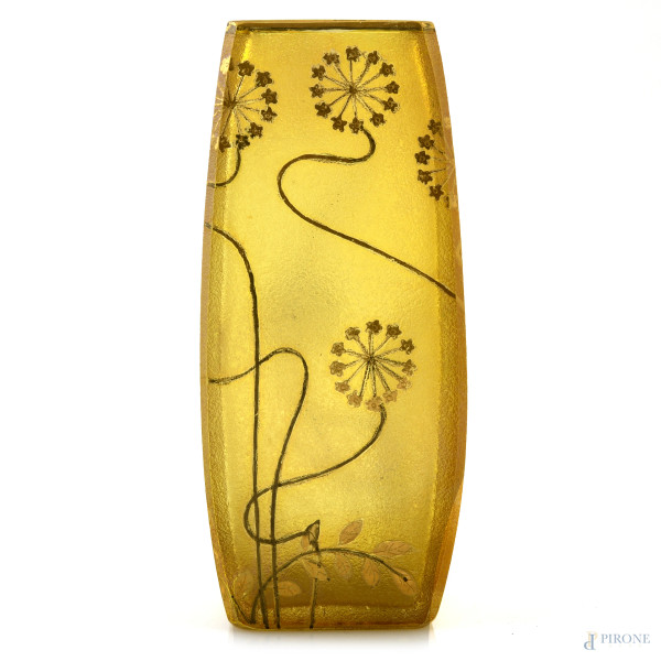 Vaso stile Art Nouveau in pasta di vetro  nei toni dell'oro e del viola con decorazioni floreali, XX secolo, altezza cm 17,5, (lievi segni di usura e sbeccature)