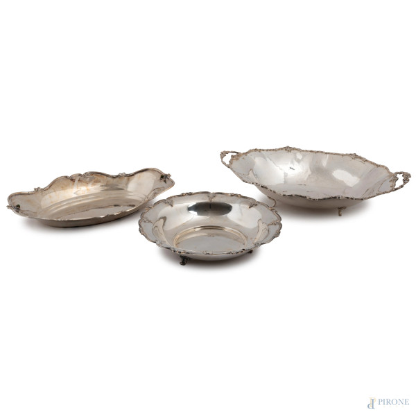 Lotto di tre centrotavola in argento 800/000, XX secolo, misure massime cm 8x33,5x23, peso complessivo gr 810