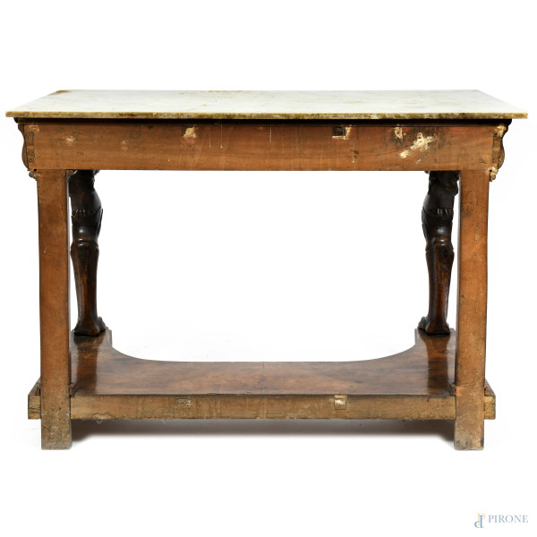 Consolle in legno impiallacciato e piano in marmo. Montanti anteriori a guisa di grifoni con pied...