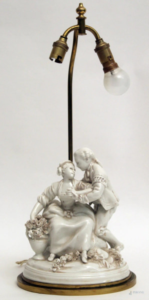 Lampada in ottone con gruppo in porcellana Capodimonte, h. 47 cm.