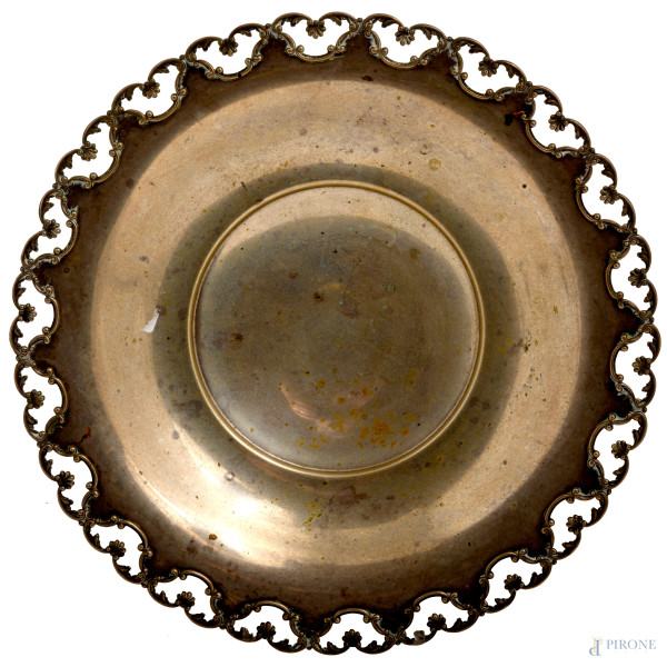 Centrotavola in argento con profilo finemente cesellato, diametro cm 28, peso gr 315, (difetti, mancante di un piedino)