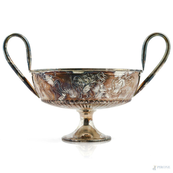 Alzata biansata in argento 800/000 con rilievi a sbalzo di animali mitologici, cm 19,5x29,5x20, p...