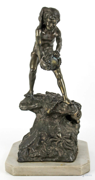 Il pescatore, scultura in metallo, altezza cm. 43, base in marmo, XX secolo.