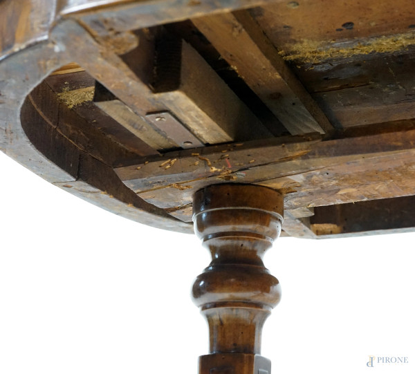 Tavolo a biscotto in noce, XIX secolo, con piano sagomato poggiante su due gambe a balaustro riun...