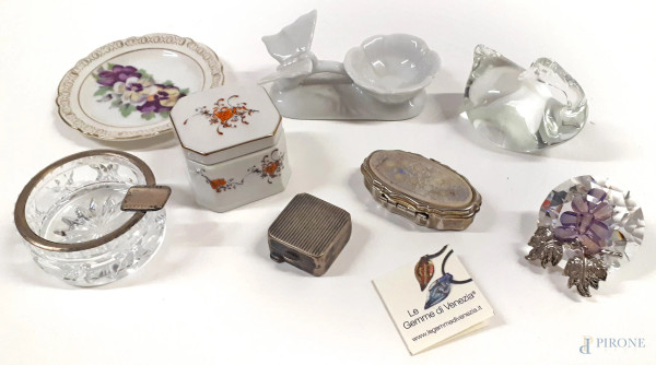 Lotto composto da cinque oggetti vari in cristallo e porcellana e tre scatoline portapillole