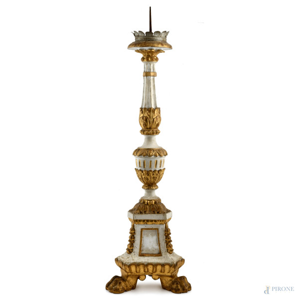 Candeliere in legno intagliato laccato e dorato poggiante su tre zampe leonine, XX secolo, altezza cm 84, (segni di usura, cadute di colore, scalfiture, fori di tarlo)