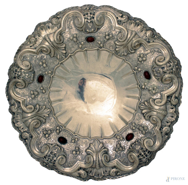 Centrotavola di linea tonda in argento sbalzato e cesellato, con inserti in agata, diam. 50 cm, gr. 1700.