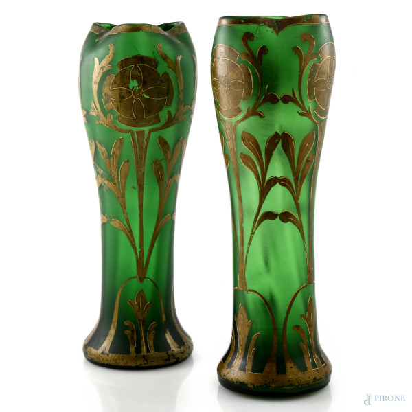Coppia di vasi in vetro nei toni del verde e dell'oro, altezza cm 34,5, (segni di usura, graffi, perdite di doratura, difetti)