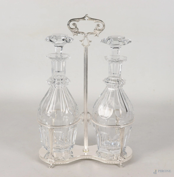 Oliera con struttura in argento 800/000 e due ampolle in cristallo francese Baccarat, altezza cm 27,5, peso struttura gr 230