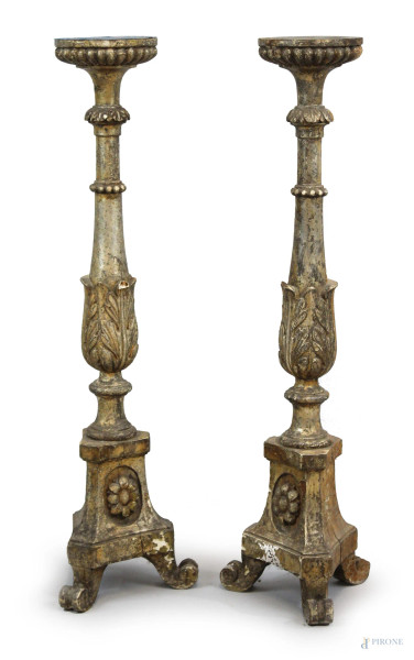 Coppia di torcieri in legno intagliato e dorato, XVIII secolo, cm h 79, (difetti).