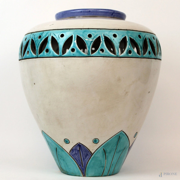 Grande vaso in ceramica dipinta e smaltata nei toni dell'azzurro e del verde, fascia superiore traforata, cm h 33, marcata Ceramiche Condò Gerace alla base.