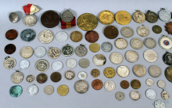 Lotto composto da monete e medaglie di epoche diverse.