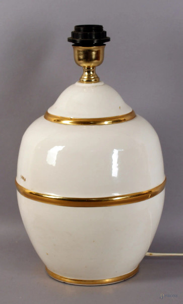 Lampada in maiolica bianca con particolari dorati, altezza 35 cm.