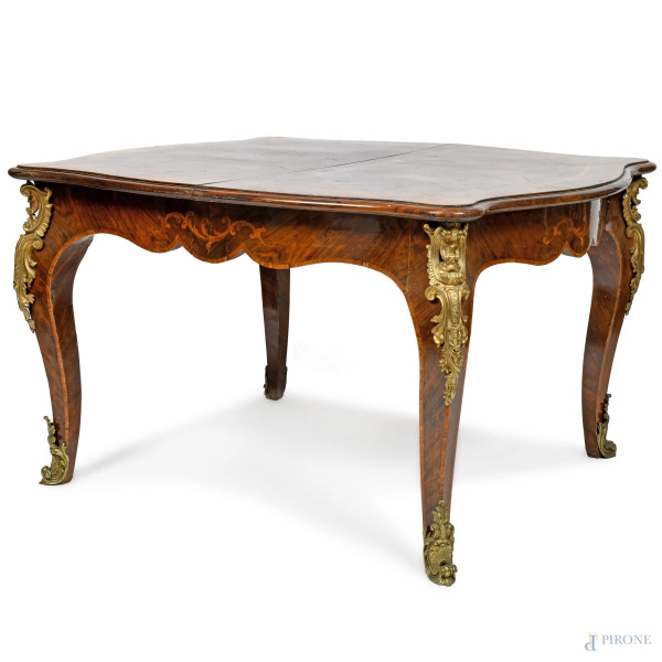 Tavolo allungabile in legno impiallacciato intarsiato in varie essenze con inserti angolari e scarpette in bronzo dorato. Gambe mosse, XIX-XX secolo, cm 79x123x140 circa, (segni di usura, scalfiture, graffi)