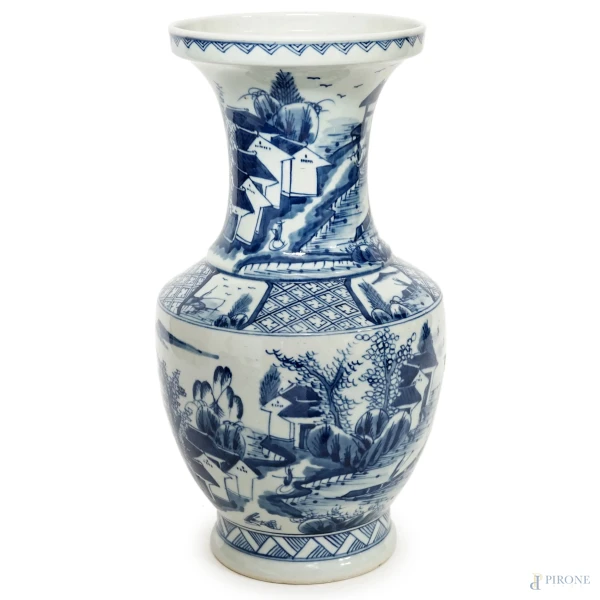 Vaso in porcellana bianca e blu decorato a paesaggi e motivi geometrici, Cina, XX secolo, altezza cm 36