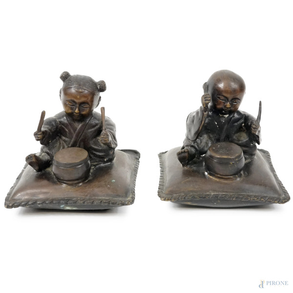 Due piccoli suonatori di tamburo, sculture in bronzo raffiguranti  XX secolo, h cm 12