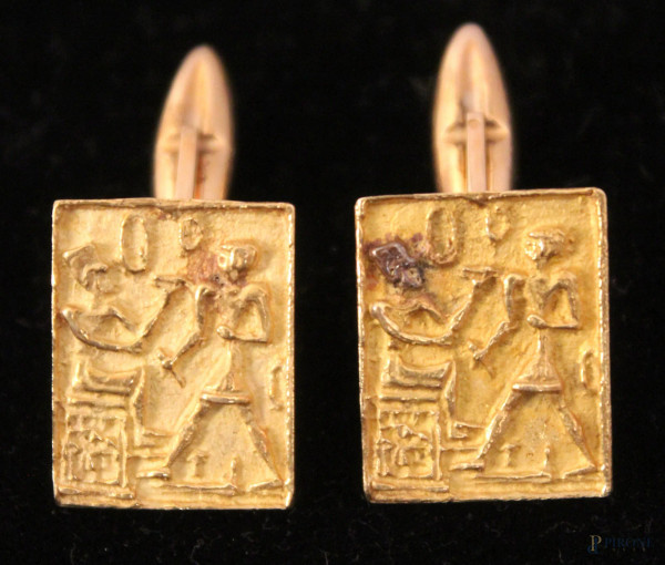 Coppia di gemelli in oro inciso raffigurante scene egizie, gr. 13.