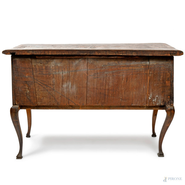 Coppia di cassettoni in noce con intarsi in bosso. Fronte a doppio cassetto e fronte del piano mo...