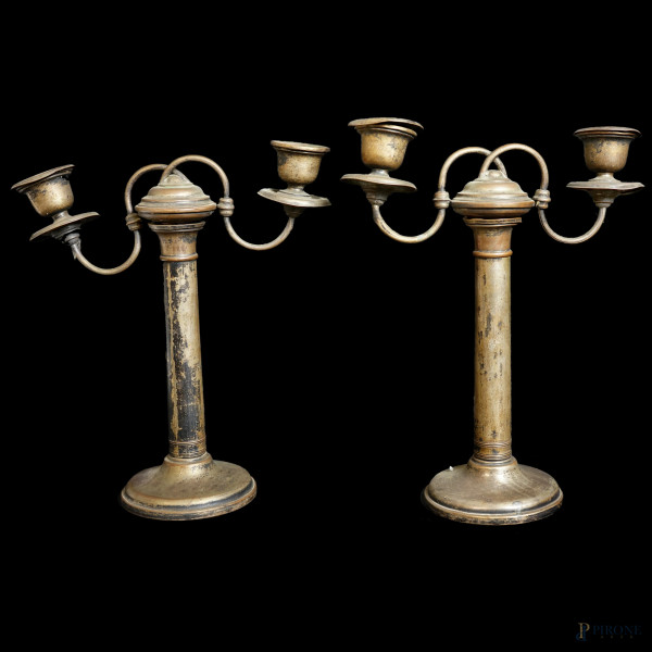 Coppia di candelabri a tre fuochi in metallo argentanto, prob. Francia, fine XIX secolo, altezza cm 31 (difetti e rotture)