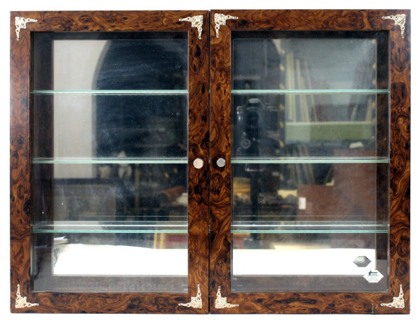 Vetrina color radica di noce, interno con fondo specchiato e divisori in  vetro,  cm 48x44x7,5, XX secolo.