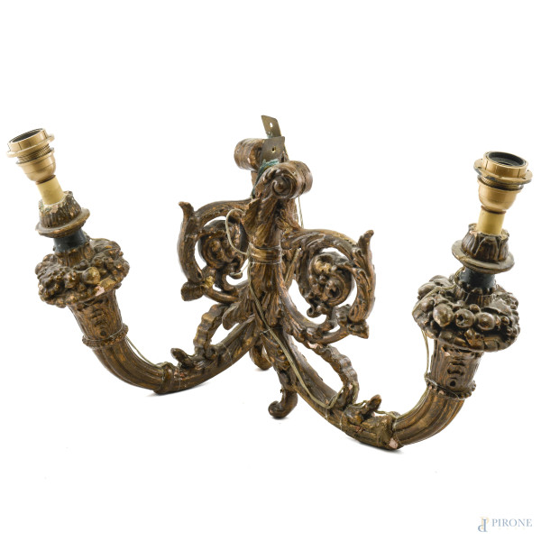 Coppia di applique a una luce in legno intagliato e dorato, XX secolo, cm 40x33, (segni di usura, rotture, difetti, cadute di colore, restauri)