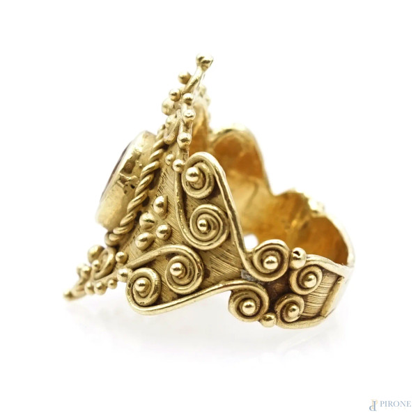 Anello in oro 18 KT, decorato a cesello, con topazio giallo (CT 1.25), peso gr. 8,1, misura n. 16