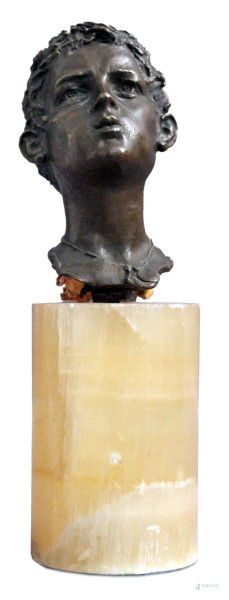 Testa di fanciullo, scultura in bronzo poggiante su base in onice, primi &#39;900, H 12 cm.