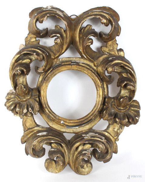 Cornice bolognose del XVII secolo, in legno dorato ed intagliato a volute di foglie d’acanto, ingombro cm. 58x45, diametro luce cm.17, (difetti).