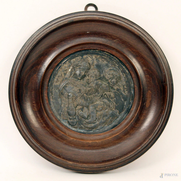 Maternit&#224;, bassorilievo di linea tonda, in metallo argentato, XIX sec., diametro 11 cm, entro cornice.