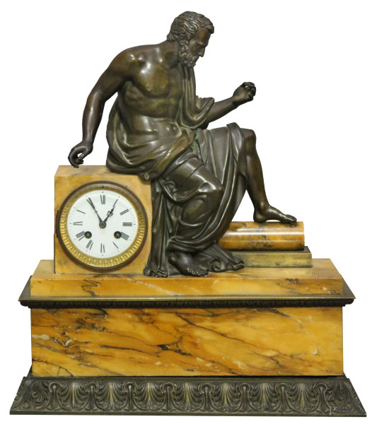 Orologio in marmo giallo di Siena sormontato da scultura in bronzo raffigurante filosofo XIX°sec., h. 51 cm