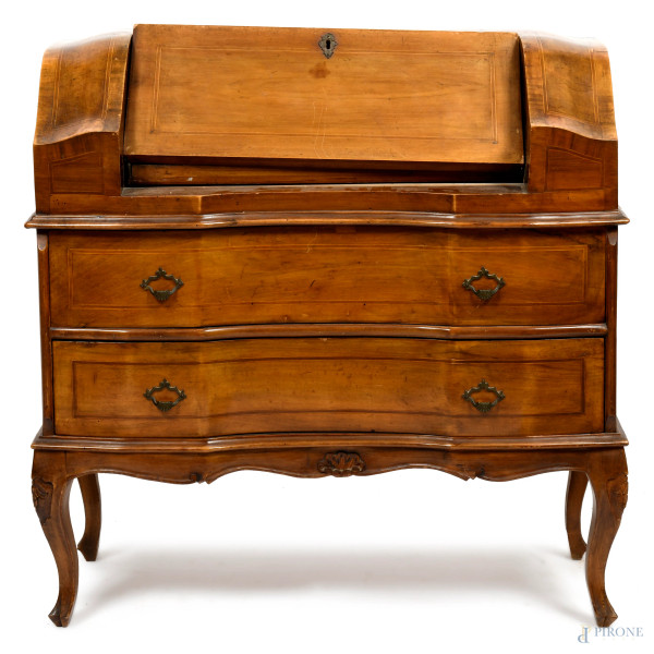 Ribaltina in radica di noce con filettatura in varie essenze, con fronte mosso a due cassetti inferiori e sportello a ribalta contenente piano e sportello centrale affiancato da due coppie di cassettini, XIX-XX, cm 87x87x37,5, (difetti)