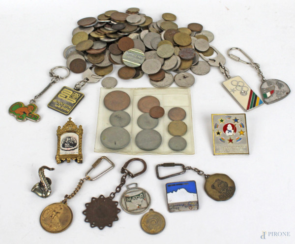 Lotto di varie monete, medaglie e distintivi del XX secolo.