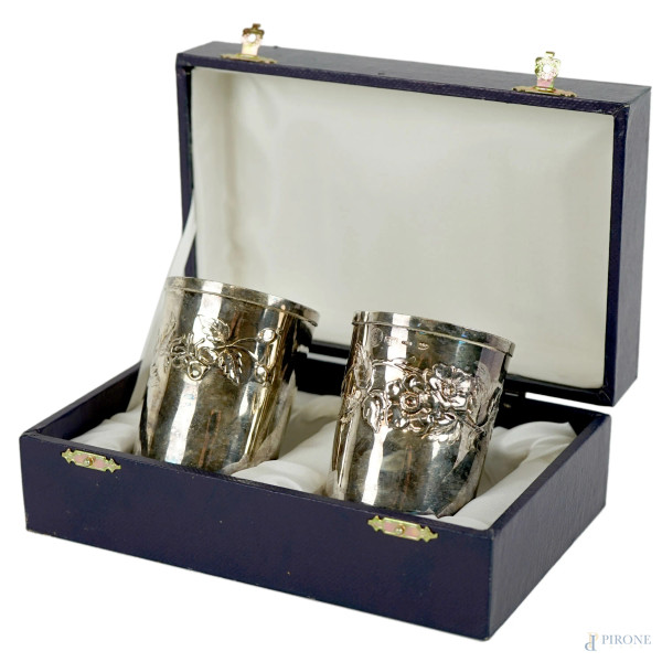 Brandimarte, coppia di bicchieri in argento con decorazioni floreali, cm h 13, gr. 170