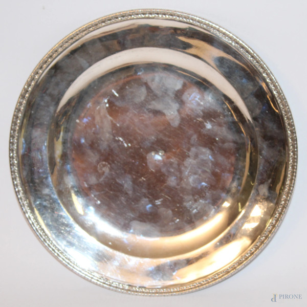 Piatto in argento con bordo cesellato, gr. 410, XIX sec.