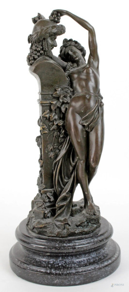 Scultura in bronzo raffigurante giovane fanciulla nell&#39;atto di abbracciare un&#39;erma, altezza cm. 30, firmata A. Carrer, base in marmo.