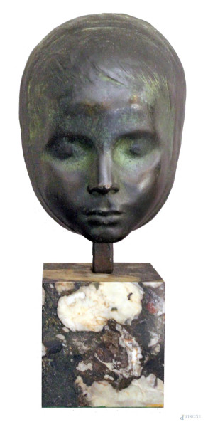Gaetano Martinez, Volto di bambino, scultura in bronzo brunito con base in marmo, H 18 cm.
