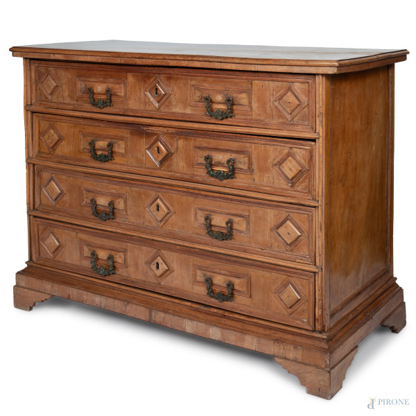 Cassettone in noce con fronte a quattro cassetti con maniglie bronzee, XVIII secolo cm 111x148,5x...