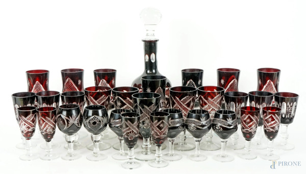 Servizio composto da una bottiglia ed un servizio di bicchieri in cristallo di Boemia rosso rubino, alt. max cm 15,5, pz. 31, (servizio incompleto).