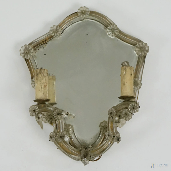 Applique a due luci con specchiera, XX secolo, in vetro e cristallo con fiori applicati, cm 31x26x14,  (difetti)