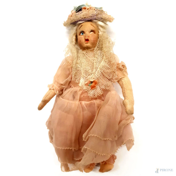 Lotto composto da due piccole bambole, una Lenci con occhi in vetro (uno mancante) e una in porce...