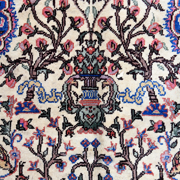 Grande tappeto rumeno, cm 298x199, (segni di usura)