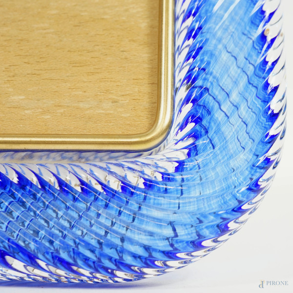 Cornice portafoto, Murano, XX secolo, lavorazione torchon in vetro blu e montatura in ottone, cm ...