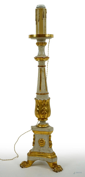 Torciere in legno intagliato, laccato e dorato, cm h 100, XIX secolo, (difetti e mancanze).