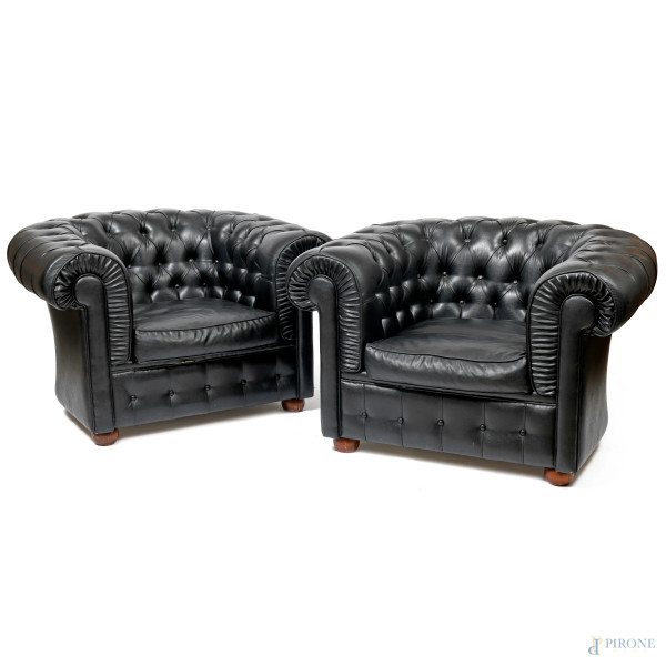 Coppia di poltrone Chesterfield in pelle nera bottonata, XX secolo, cm 70x106x80, (graffi alla pelle, segni di usura)